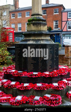 Woodbridge Suffolk UK novembre 26 2021: Corone di papavero rosse posate su un memoriale di guerra in ricordo dei morti di guerra, Suffolk UK Foto Stock