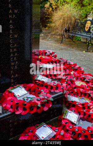 Woodbridge Suffolk UK novembre 26 2021: Corone di papavero rosse posate su un memoriale di guerra in ricordo dei morti di guerra, Suffolk UK Foto Stock