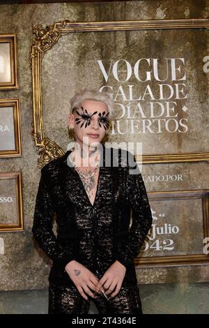 Città del Messico, Messico. 26 ottobre 2023. 26 ottobre 2023, città del Messico, Messico: Kunno partecipa al Black carpet di Vogue: Day of the Dead Gala al Proyecto Publico prim. Il 26 ottobre 2023 a città del Messico, Messico. (Foto di Carlos Tischler/ Eyepix Group) (foto di Eyepix/NurPhoto) credito: NurPhoto SRL/Alamy Live News Foto Stock