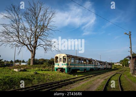 Gryfice, Polonia - 19 settembre 2023: Vecchio treno arrugginito per autovetture alla stazione ferroviaria. Foto Stock