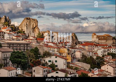 È una città italiana di 732 abitanti nella provincia di Isernia in Molise, famosa per il Santuario sannita. Foto Stock