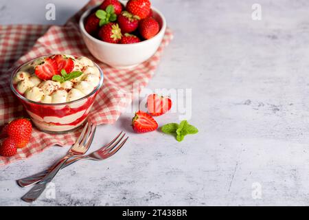 Tiramisù alla fragola. Tiramisù tradizionale con fragole fresche. Spazio per il testo Foto Stock