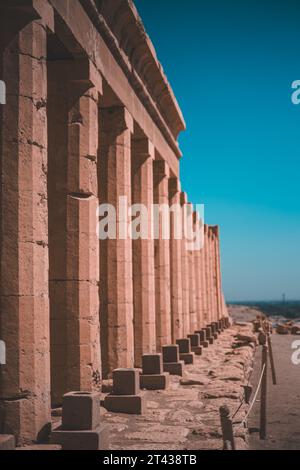 Il lungo colonnato del tempio di Hatshepsut Foto Stock