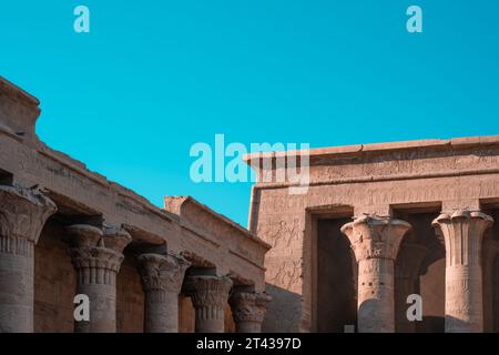 Le colonne fiancheggiano il piazzale del Tempio di Edfu Foto Stock