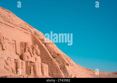 Il faraone Ramses II a guardia dell'ingresso al Tempio di Abu Simbel in Egitto Foto Stock