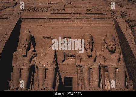 Il faraone Ramses II a guardia dell'ingresso al Tempio di Abu Simbel in Egitto Foto Stock