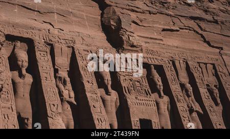 Il faraone Ramses II a guardia dell'ingresso al Tempio di Abu Simbel in Egitto Foto Stock