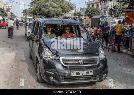 Rafah, territori palestinesi. 28 ottobre 2023. Auto da guida palestinese senza scudo del vento, in mezzo alle continue battaglie tra Israele e il gruppo palestinese Hamas. Crediti: Abed Rahim Khatib/dpa/Alamy Live News Foto Stock