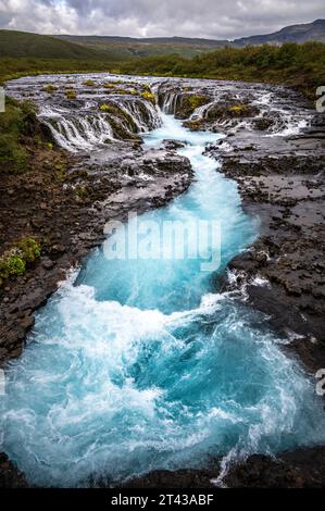 La cascata Bruarfoss in Islanda in una giornata nuvolosa Foto Stock