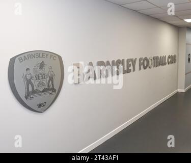 Logo Barnsley FC nella sezione tunnel durante la partita di Sky Bet League 1 Barnsley vs Fleetwood Town a Oakwell, Barnsley, Regno Unito, 28 ottobre 2023 (foto di Mark Cosgrove/News Images) Foto Stock