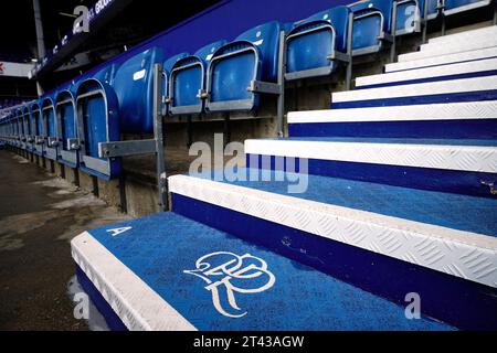 Una vista generale all'interno del terreno davanti alla partita del campionato Sky Bet a Loftus Road, Londra. Data immagine: Sabato 28 ottobre 2023. Foto Stock