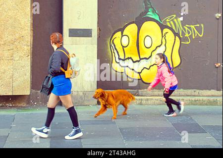 Glasgow, Scozia, Regno Unito. 28 ottobre 2023. Cartelli di Halloween nel centro città prima dell'evento. Credit Gerard Ferry/Alamy Live News Foto Stock