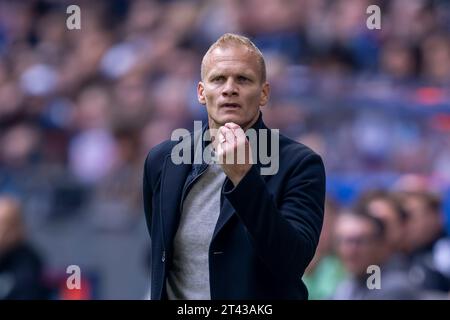 Gelsenkirchen, Germania. 28 ottobre 2023. Calcio, 2. Bundesliga, FC Schalke 04 - Hannover 96, Matchday 11, Veltins Arena: L'allenatore di Schalke Karel Geraerts si fa prodigare. Credito: David Inderlied/dpa - NOTA IMPORTANTE: conformemente ai requisiti della DFL Deutsche Fußball Liga e della DFB Deutscher Fußball-Bund, è vietato utilizzare o far utilizzare fotografie scattate nello stadio e/o della partita sotto forma di immagini di sequenza e/o serie di foto simili a video./dpa/Alamy Live News Foto Stock