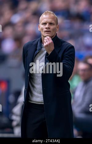 Gelsenkirchen, Germania. 28 ottobre 2023. Calcio, 2. Bundesliga, FC Schalke 04 - Hannover 96, Matchday 11, Veltins Arena: L'allenatore di Schalke Karel Geraerts si fa prodigare. Credito: David Inderlied/dpa - NOTA IMPORTANTE: conformemente ai requisiti della DFL Deutsche Fußball Liga e della DFB Deutscher Fußball-Bund, è vietato utilizzare o far utilizzare fotografie scattate nello stadio e/o della partita sotto forma di immagini di sequenza e/o serie di foto simili a video./dpa/Alamy Live News Foto Stock