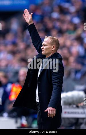 Gelsenkirchen, Germania. 28 ottobre 2023. Calcio, 2. Bundesliga, FC Schalke 04 - Hannover 96, giorno 11, Veltins Arena: L'allenatore dello Schalke Karel Geraerts dà istruzioni. Credito: David Inderlied/dpa - NOTA IMPORTANTE: conformemente ai requisiti della DFL Deutsche Fußball Liga e della DFB Deutscher Fußball-Bund, è vietato utilizzare o far utilizzare fotografie scattate nello stadio e/o della partita sotto forma di immagini di sequenza e/o serie di foto simili a video./dpa/Alamy Live News Foto Stock