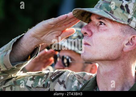 Salonicco, Grecia. 28 ottobre 2023. I membri delle forze speciali greche prendono parte a una parata militare. La parata si tiene per celebrare il rifiuto della Grecia di allinearsi con l'Italia fascista nel 1940 e combattere un avversario molto più forte, una decisione che l'ha trascinata nella seconda guerra mondiale (Immagine di credito: © Giannis Papanikos/ZUMA Press Wire) SOLO USO EDITORIALE! Non per USO commerciale! Foto Stock