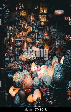 Una mostra di lanterne ornate al Khan al-Khalili Bazaar Foto Stock