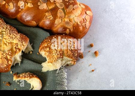 Un pane Challah, noto anche come Chalka polacco, è mostrato su un tavolo di marmo. È ricoperto di briciole dolci e poggiato su un panno. Foto Stock