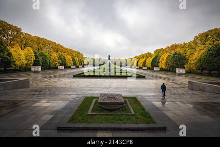 Berlin Treptow-Köpenick sowjetisches/russisches Ehrenmal Treptower Park - 28.10.2023 Berlin *** Berlin Treptow Köpenick Soviet Russian Memorial Treptower Park 28 10 2023 Berlin Credit: Imago/Alamy Live News Foto Stock