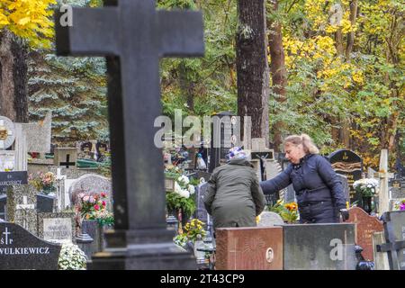 Danzica, Polonia. 28 ottobre 2023. Tombe con croci cattoliche decorate con fiori e candele nel cimitero di Orunia sono viste a Danzica, in Polonia, il 28 ottobre 2023, come prima del 1° novembre, giorno di Ognissanti (Wszystkich Swietych), le persone rispettano i familiari morti, puliscono le loro tombe di famiglia, e molti fiori e candele sono posti sopra le tombe. Il giorno di tutti i Santi il 1° novembre e il giorno di tutti i Santi il 2 novembre sono quando milioni di polacchi visitano le tombe dei loro cari, spesso viaggiando per centinaia di chilometri verso le loro città natali credito: Vadim Pacajev/Alamy Live News Foto Stock