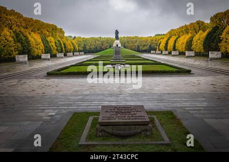 Berlin Treptow-Köpenick sowjetisches/russisches Ehrenmal Treptower Park - 28.10.2023 Berlin *** Berlin Treptow Köpenick Soviet Russian Memorial Treptower Park 28 10 2023 Berlin Credit: Imago/Alamy Live News Foto Stock