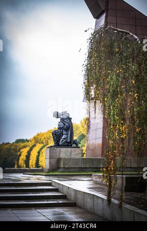 Berlin Treptow-Köpenick sowjetisches/russisches Ehrenmal Treptower Park - 28.10.2023 Berlin *** Berlin Treptow Köpenick Soviet Russian Memorial Treptower Park 28 10 2023 Berlin Credit: Imago/Alamy Live News Foto Stock