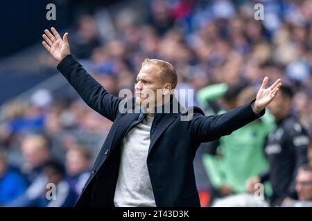 Gelsenkirchen, Germania. 28 ottobre 2023. Calcio, 2. Bundesliga, FC Schalke 04 - Hannover 96, giorno 11, Veltins Arena: L'allenatore di Schalke Karel Geraerts si lamenta. Credito: David Inderlied/dpa - NOTA IMPORTANTE: conformemente ai requisiti della DFL Deutsche Fußball Liga e della DFB Deutscher Fußball-Bund, è vietato utilizzare o far utilizzare fotografie scattate nello stadio e/o della partita sotto forma di immagini di sequenza e/o serie di foto simili a video./dpa/Alamy Live News Foto Stock