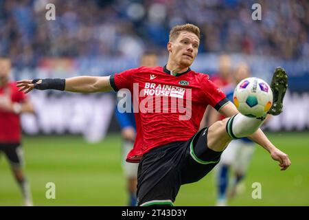 Gelsenkirchen, Germania. 28 ottobre 2023. Calcio, 2. Bundesliga, FC Schalke 04 - Hannover 96, giorno 11, Veltins Arena: Marcel Halstenberg di Hannover in azione. Credito: David Inderlied/dpa - NOTA IMPORTANTE: conformemente ai requisiti della DFL Deutsche Fußball Liga e della DFB Deutscher Fußball-Bund, è vietato utilizzare o far utilizzare fotografie scattate nello stadio e/o della partita sotto forma di immagini di sequenza e/o serie di foto simili a video./dpa/Alamy Live News Foto Stock