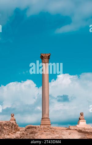 Colonna di Pompeo accompagnata da una statua della sfinge alla sua base ad Alessandria Foto Stock