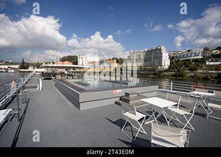 Vista del ponte superiore del battello fluviale Miguel Torga che naviga sul fiume Douro a Porto, Portogallo, il 14 ottobre 2023 Foto Stock