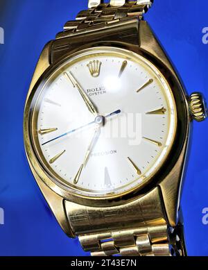 Orologio da polso Rolex Oyster dorato su sfondo blu intenso Foto Stock