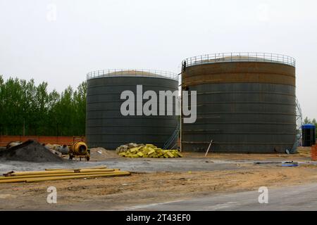 CONTEA DI LUANNAN - 15 APRILE: Costruzione di serbatoi di stoccaggio, Jin Lihai biodiesel co., Ltd., il 15 aprile 2014, contea di Luannan, provincia di hebei, Chin Foto Stock