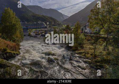 vista panoramica della cascata di elisiltfosi con una nave da crociera sullo sfondo Foto Stock