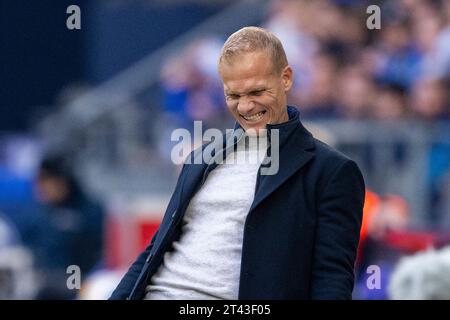 Gelsenkirchen, Germania. 28 ottobre 2023. Calcio, 2. Bundesliga, FC Schalke 04 - Hannover 96, giorno 11, Veltins Arena: Allenatore di Schalke Karel Geraerts Grimaces. Credito: David Inderlied/dpa - NOTA IMPORTANTE: conformemente ai requisiti della DFL Deutsche Fußball Liga e della DFB Deutscher Fußball-Bund, è vietato utilizzare o far utilizzare fotografie scattate nello stadio e/o della partita sotto forma di immagini di sequenza e/o serie di foto simili a video./dpa/Alamy Live News Foto Stock