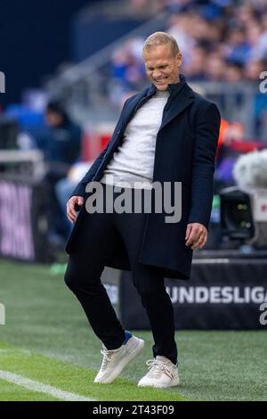 Gelsenkirchen, Germania. 28 ottobre 2023. Calcio, 2. Bundesliga, FC Schalke 04 - Hannover 96, giorno 11, Veltins Arena: Allenatore di Schalke Karel Geraerts Grimaces. Credito: David Inderlied/dpa - NOTA IMPORTANTE: conformemente ai requisiti della DFL Deutsche Fußball Liga e della DFB Deutscher Fußball-Bund, è vietato utilizzare o far utilizzare fotografie scattate nello stadio e/o della partita sotto forma di immagini di sequenza e/o serie di foto simili a video./dpa/Alamy Live News Foto Stock