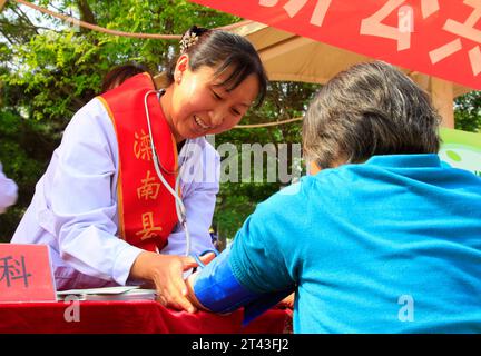 CONTEA DI LUANNAN, CINA - APRILE 29: Operatori sanitari gratuiti per la diagnosi di malattia per strada, il 29 aprile 2014, contea di Luannan, Hebei provin Foto Stock