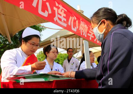 CONTEA DI LUANNAN, CINA - APRILE 29: Operatori sanitari gratuiti per la diagnosi di malattia per strada, il 29 aprile 2014, contea di Luannan, Hebei provin Foto Stock