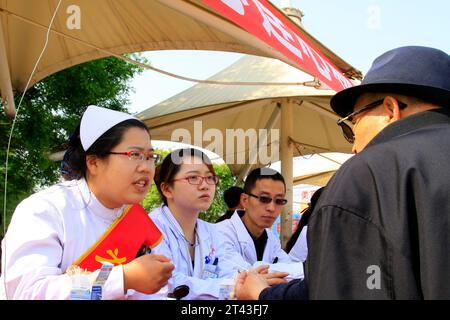 CONTEA DI LUANNAN, CINA - APRILE 29: Operatori sanitari gratuiti per la diagnosi di malattia per strada, il 29 aprile 2014, contea di Luannan, Hebei provin Foto Stock