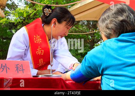 CONTEA DI LUANNAN, CINA - APRILE 29: Operatori sanitari gratuiti per la diagnosi di malattia per strada, il 29 aprile 2014, contea di Luannan, Hebei provin Foto Stock