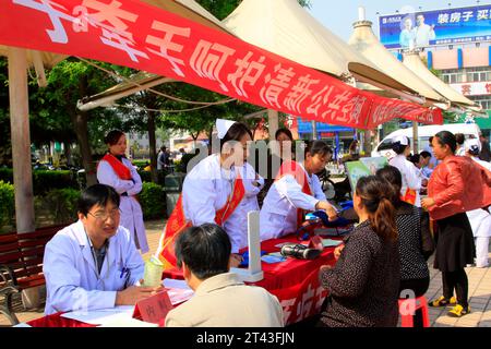 CONTEA DI LUANNAN, CINA - APRILE 29: Operatori sanitari gratuiti per la diagnosi di malattia per strada, il 29 aprile 2014, contea di Luannan, Hebei provin Foto Stock