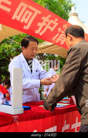 CONTEA DI LUANNAN, CINA - APRILE 29: Operatori sanitari gratuiti per la diagnosi di malattia per strada, il 29 aprile 2014, contea di Luannan, Hebei provin Foto Stock