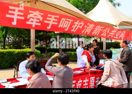 CONTEA DI LUANNAN, CINA - APRILE 29: Operatori sanitari gratuiti per la diagnosi di malattia per strada, il 29 aprile 2014, contea di Luannan, Hebei provin Foto Stock