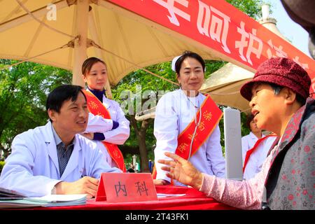 CONTEA DI LUANNAN, CINA - APRILE 29: Operatori sanitari gratuiti per la diagnosi di malattia per strada, il 29 aprile 2014, contea di Luannan, Hebei provin Foto Stock