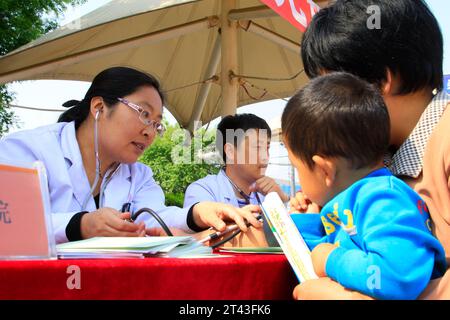 CONTEA DI LUANNAN, CINA - APRILE 29: Operatori sanitari gratuiti per la diagnosi di malattia per strada, il 29 aprile 2014, contea di Luannan, Hebei provin Foto Stock