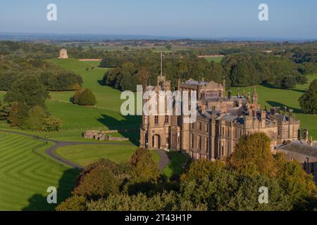 Allerton Castle North Yorkshire. Dimora signorile e castello gotico vicino a York, Leeds e harrogate. Vista aerea che mostra la tenuta e la campagna. Foto Stock