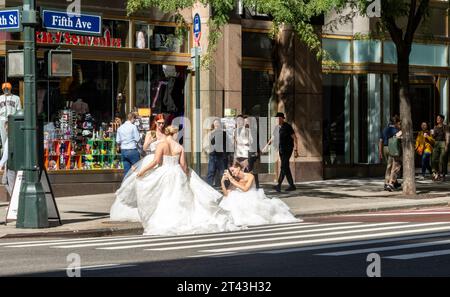 Modelle che scattano foto di se stesse in abiti da sposa durante la settimana della moda da sposa di New York, 2023 ottobre, New York City, Stati Uniti Foto Stock