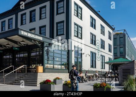 Il Tin Building di Jean-Georges è un mercato di lusso con ristoranti nel South Street Seaport, New York City, 2023, USA Foto Stock