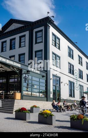 Il Tin Building di Jean-Georges è un mercato di lusso con ristoranti nel South Street Seaport, New York City, 2023, USA Foto Stock