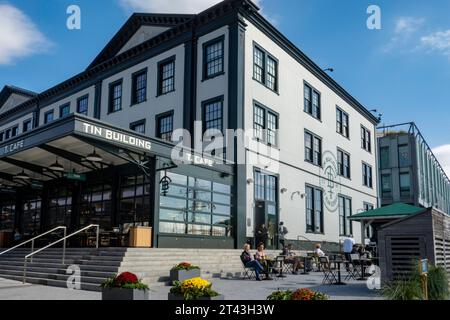 Il Tin Building di Jean-Georges è un mercato di lusso con ristoranti nel South Street Seaport, New York City, 2023, USA Foto Stock