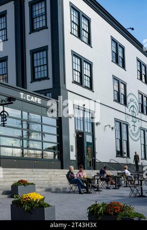 Il Tin Building di Jean-Georges è un mercato di lusso con ristoranti nel South Street Seaport, New York City, 2023, USA Foto Stock